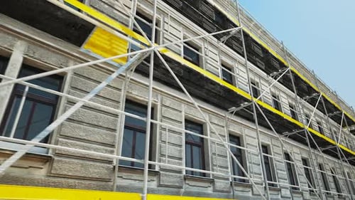 Una estructura de andamio conectada a la fachada del sitio de construcción.