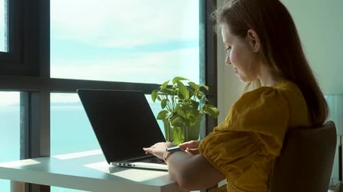 Frau arbeitet zu Hause während Coronavirus-Quarantäne Lockdown Remote Learning