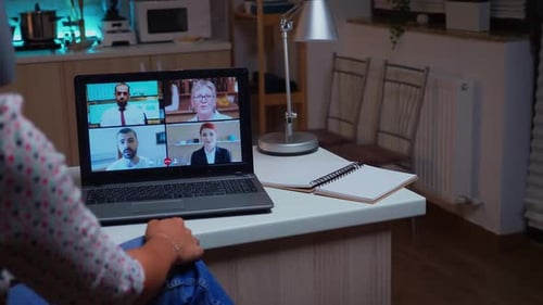 Femme parlant avec des collègues lors d'une réunion virtuelle