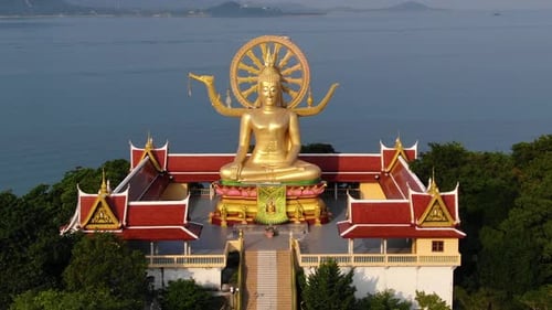 Monument emblématique de la Thaïlande. Vue aérienne du grand temple doré de Bouddha