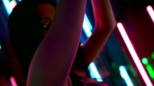 Rosto sexual de dançarina stripper em boate, mulher voluptuosa e sexy