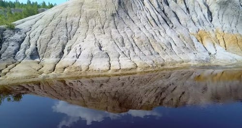 Kamera bewegt sich entlang Hang, Himmelsreflexion im Blue Lake auf