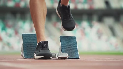 Man Sprinter bereitet sich auf den Start eines Trainingslaufs im professionellen Kurzstrecken-Trackrunner vor