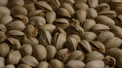 Filmmusik, rotierende Aufnahme von Pistazien auf weißer Oberfläche - PISTACHIOS 014
