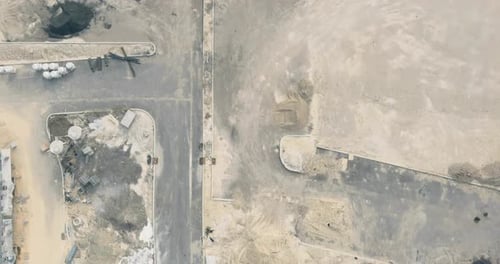 Preparación de la nueva construcción de la base del montaje de paredes de ladrillo de concreto