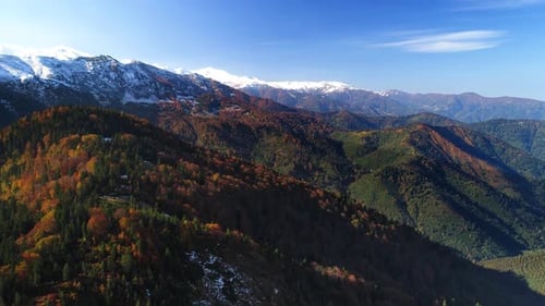 Herbst und verschneite Berge
