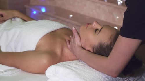 Im schönen Spa-Salon erhält das Mädchen eine erstaunliche Gesichtsmassage