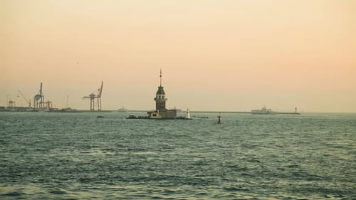 Istanbuler Jungfernturm und Möwen