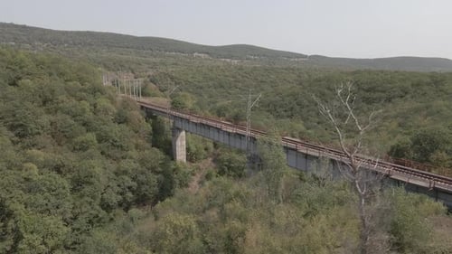 Vista aérea da ponte ferroviária vazia na região de Samtskhe-Javakheti, Geórgia.