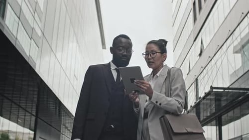 Empresários com tablet discutindo o trabalho na cidade