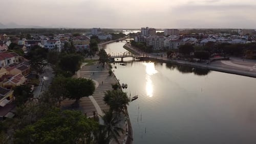 Vista aérea: El río Thu Bon en Hoi An durante un día Dramático y tranquilo.