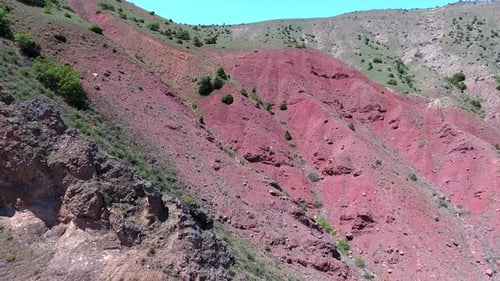 Bunte Mine Lode auf Bodenoberfläche in Bergen