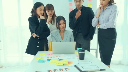 Empresários discutem proficientemente o projeto de trabalho no computador