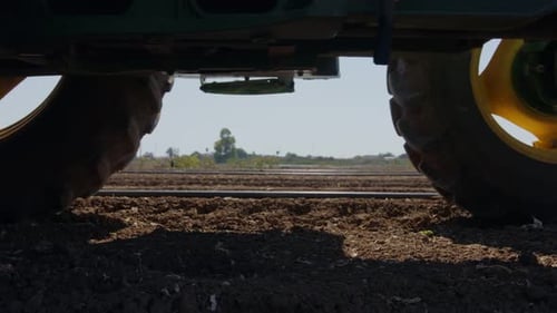 Trator com máquina de plantio automática plantando alface em um campo agrícola