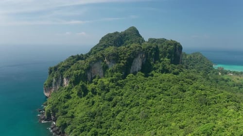 Koh Phi Phi Island und ein endloser Horizont des Ozeans unter blauem Himmel Asien