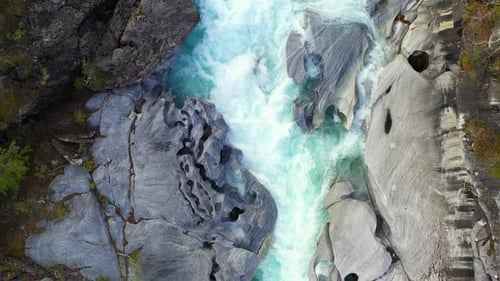 Belle rivière de montagne norvégienne