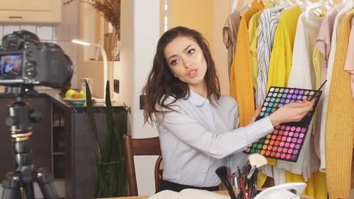 Brunette mantiene un blog en su canal personal trabajando como autónoma en línea sentada en casa
