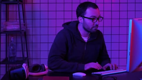 Hacker en el hackeo de computadoras