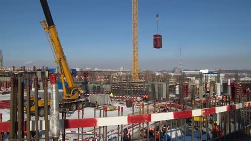 La grúa torre transporta materiales a lo largo del sitio de construcción