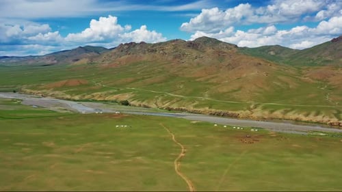 Steppe et montagnes avec paysage pluvieux
