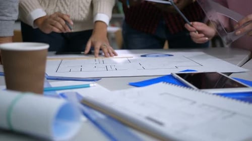 Diverse Architekten arbeiten im Büro an Blueprint