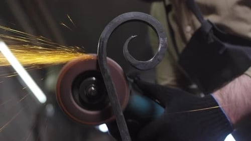 Hübscher Schmied mit automatischem Handschmirgel