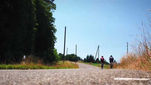 Radfahrer radeln in den Bergen