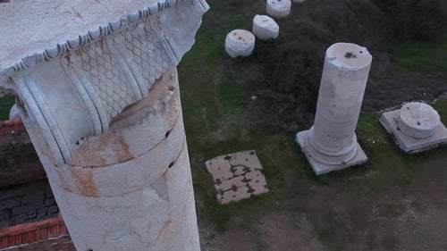 Alte Struktur und Berge Luftaufnahme
