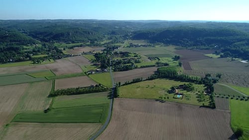 Vue aérienne de la vallée du château en Périgord Noir en France