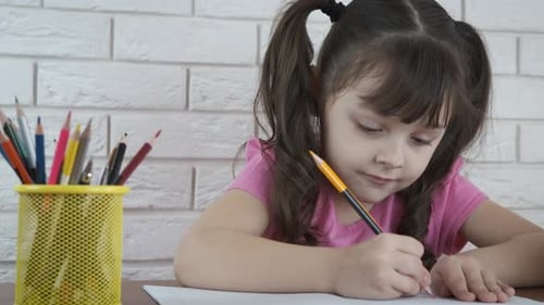 Un enfant apprend à écrire.