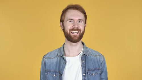 Oui, homme rousse secouant la tête pour accepter, fond jaune