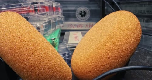 Lecteur et écouteurs avec cassette rotative. Lecteur et cassettes.