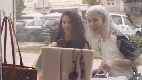 Des femmes clientes enthousiastes qui regardent les accessoires