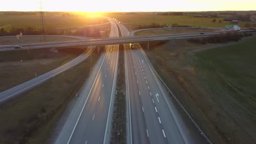 Luftaufnahme der Autobahnkreuzung mit fahrenden Autos.