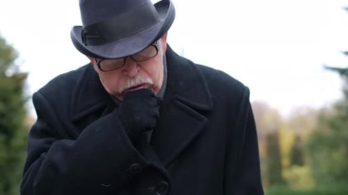 Retraité âgé atteint de la grippe, il tousse violemment et suffoque