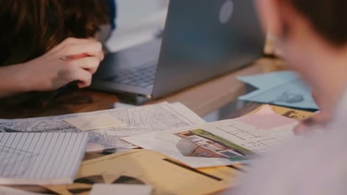 Gros plan des employés de l'agence de conception d'architecture travaillant ensemble sur un projet sur une table pleine de