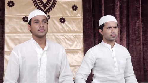 Hombres musulmanes haciendo rituales de oración musulmana