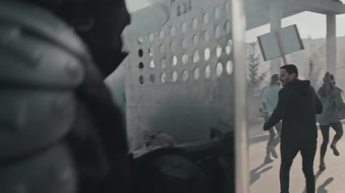 La police anti-émeute poursuit les manifestants