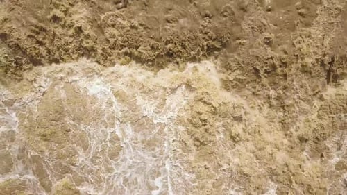 Luftaufnahme eines breiten, schmutzigen Flusses mit schlammigem Wasser während der Überschwemmungszeit bei starken Regenfällen im Frühling