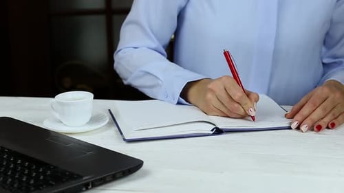 Gros plan Business Lady Hand Writing Company Profit dans son carnet.