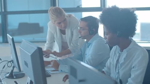 Weibliche Managerin Tablet erklärt Aufgabe