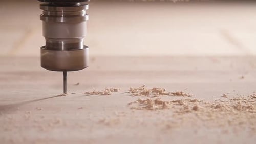 Konzept der Produktion und Holzbearbeitung. Holz schneiden mit einer CNC-Fräsmaschine