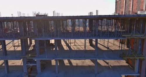 Se está construyendo un edificio de apartamentos de varios pisos a lo largo del camino y la obra aún está en marcha