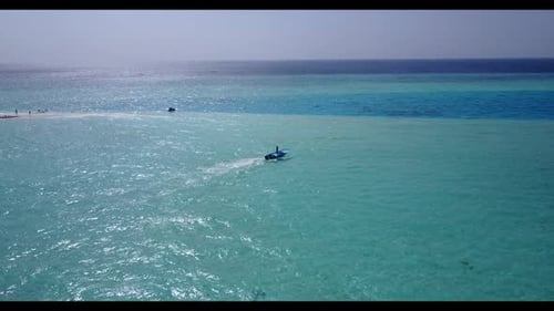 Luftaufnahme Seelandschaft einer tropischen Lagune Strandurlaub am blauen Wasser mit weißem Sandhintergrund eines