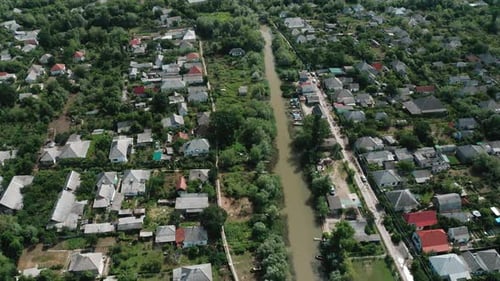 Vista aérea del río que atraviesa el pueblo en un día de verano
