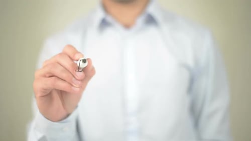 Impossible, homme d'affaires écrivant sur un écran transparent
