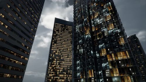 Edificios de oficinas de rascacielos de vidrio con cielo oscuro
