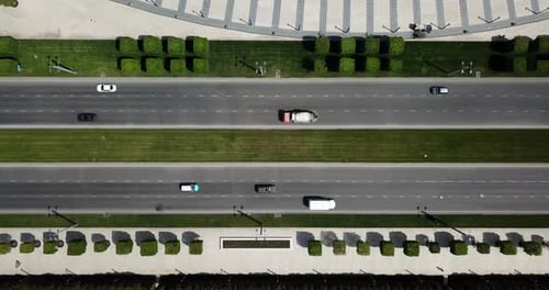 Vista aérea de la ciudad de arriba hacia abajo de la autopista, ciudad concurrida, carretera, atasco,