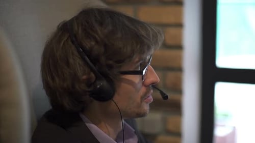 Call-Center Worker