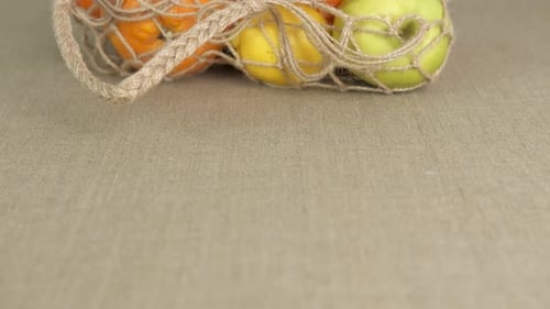 Toma frutas orgánicas en casa